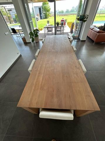 Teak tuintafel met 8 lederen kuipzeteltjs beschikbaar voor biedingen