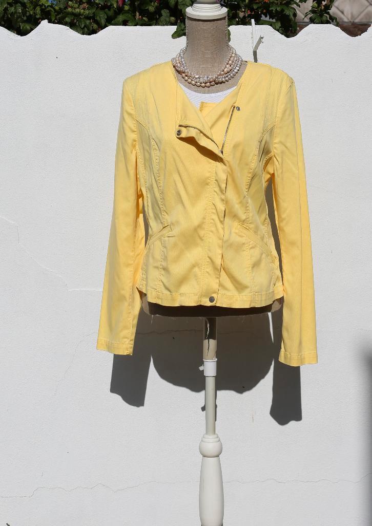 Mooie gele jas T44 - Melvin, Kleding | Dames, Jassen | Zomer, Zo goed als nieuw, Maat 42/44 (L), Geel, Ophalen of Verzenden