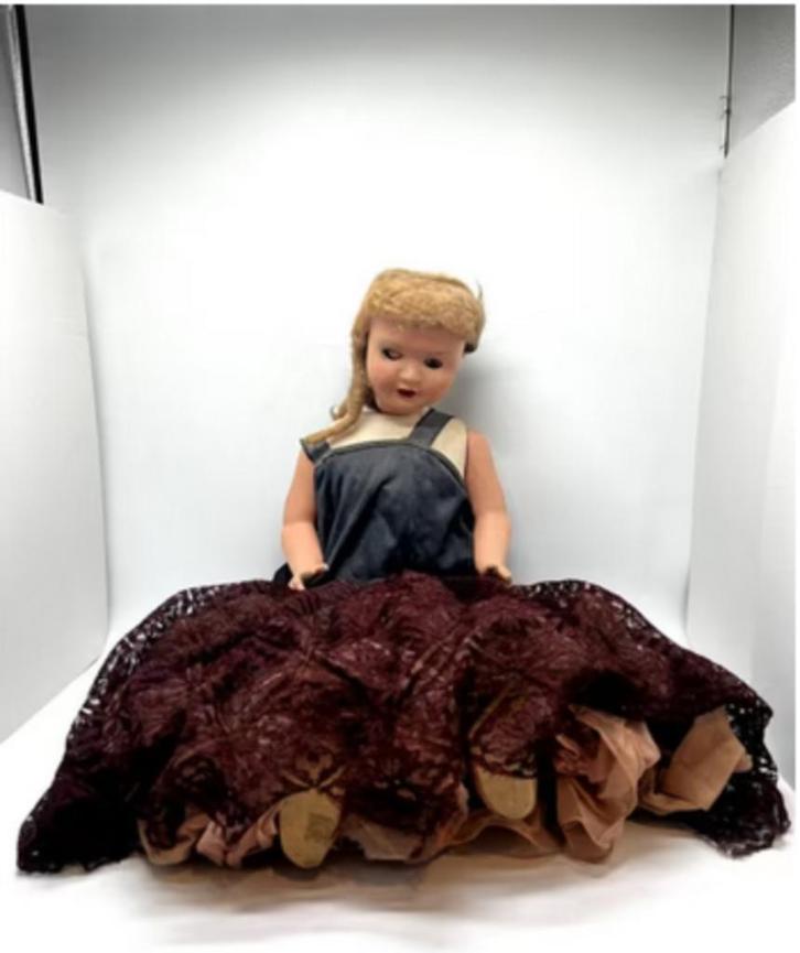 Ancienne voiture d'enfants en bois et poupée, Collections, Poupées, Poupée, Enlèvement