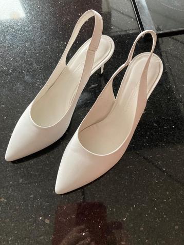 NIEUWE witte pumps KENNEL & SCHMENGER, maat 39. Perf. st.  beschikbaar voor biedingen
