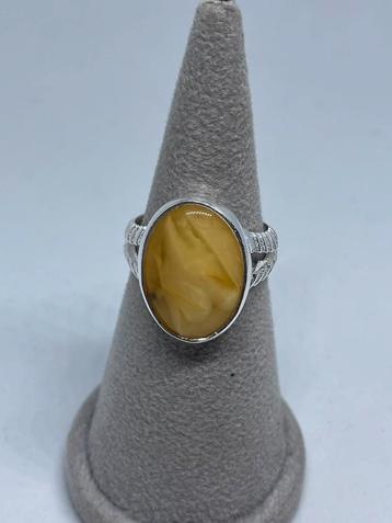 Prachtige zilveren ring met Amber / barnsteen maat 16