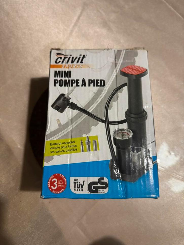 Mini pompe à pied Crivit – avec manomètre, Fietsen en Brommers, Fietsaccessoires | Overige Fietsaccessoires, Zo goed als nieuw