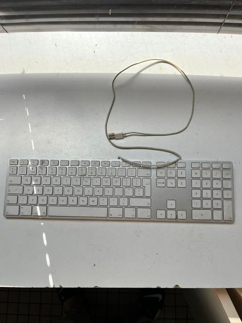 Apple toetsenbord met USB-aansluiting en numeriek gedeelte., Computers en Software, Toetsenborden, Ophalen