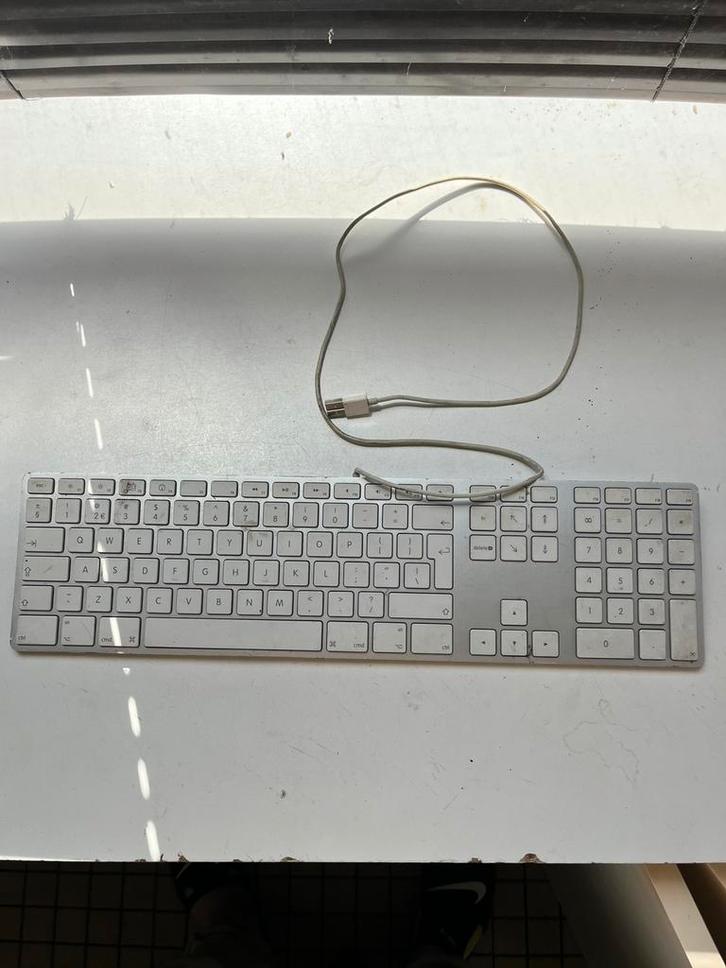 Apple toetsenbord met USB-aansluiting en numeriek gedeelte., Computers en Software, Toetsenborden, Ophalen