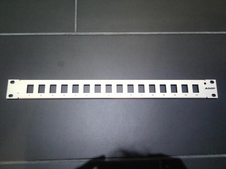 Patch Panel AMP 16x 110 connect modular Shielded 557429-4, Computers en Software, Serverkasten, Gebruikt, Ophalen