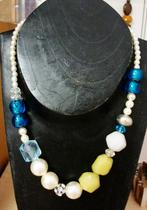 Te koop:Nieuw!Mooie frisse halsketting met parelmoer bollen., Bijoux, Sacs & Beauté, Colliers, Enlèvement, Neuf, Bleu, Pierre ou Minéral