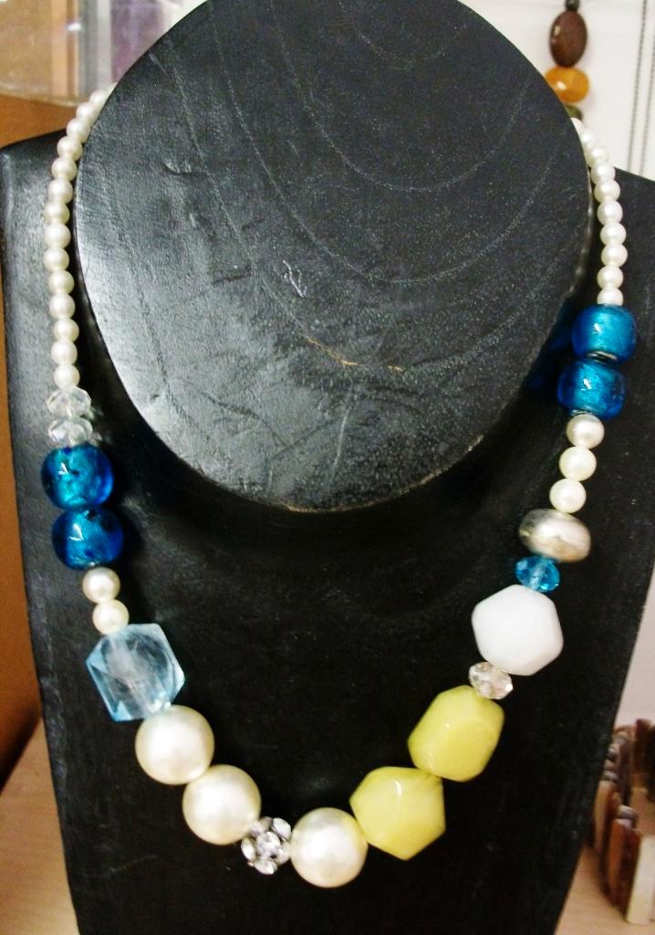 Te koop:Nieuw!Mooie frisse halsketting met parelmoer bollen., Handtassen en Accessoires, Kettingen, Nieuw, Steen of Mineraal, Blauw