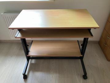 computertafel op wieltjes beschikbaar voor biedingen