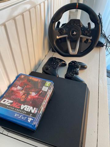 PS4 met 2 controllers, Hori-stuur en 4 games beschikbaar voor biedingen