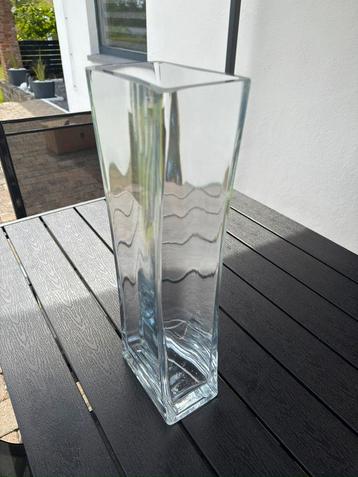 Glazen vaas beschikbaar voor biedingen