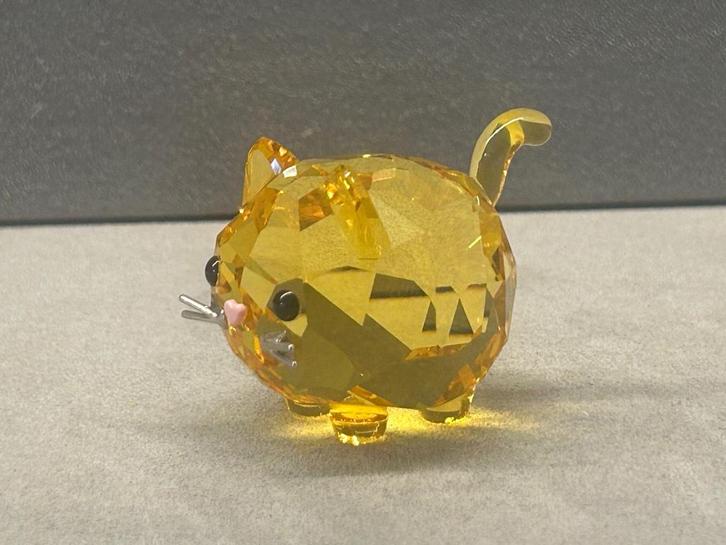 Swarovski Chubby Cats gele kat, Verzamelen, Swarovski, Nieuw, Figuurtje, Ophalen of Verzenden