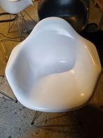 4 zwarte en 2 witte stoelen kuipmodel, Huis en Inrichting, Ophalen