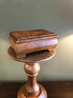 Boîte en bois ancienne avec arme sculptée sur le couvercle, Enlèvement ou Envoi