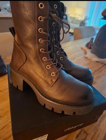 Nieuwe bruine boots beschikbaar voor biedingen