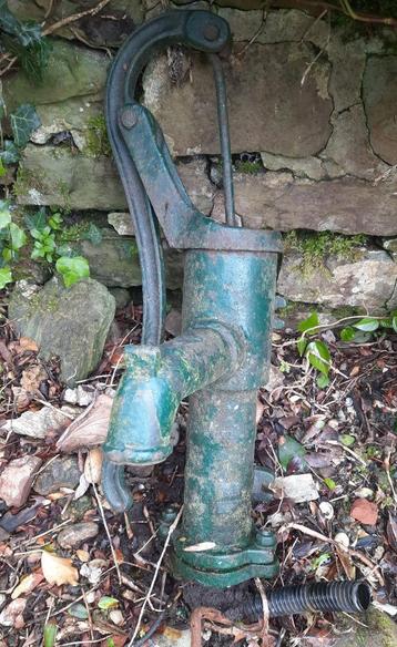 Ancienne pompe à eau.