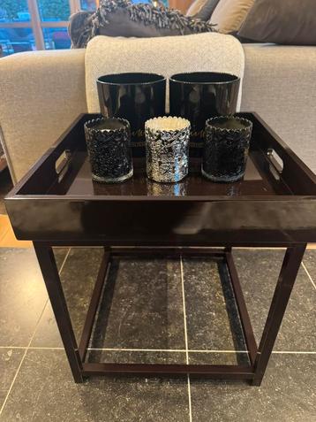 Bijzettafel met dienblad die je kan afnemen. In lak. beschikbaar voor biedingen