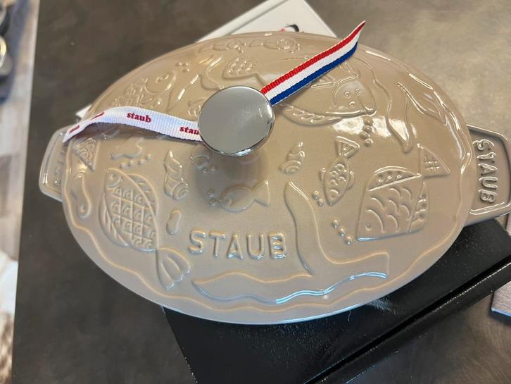 Nieuwe Staub ovale ovenschaal met deksel 23 cm Sesam, Huis en Inrichting, Keuken | Potten en Pannen, Nieuw, Koekenpan of Braadpan