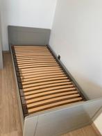 Bed en lattenbodem. ( kleur grijs), Huis en Inrichting, Slaapkamer | Bedden, Ophalen, Gebruikt, Eenpersoons