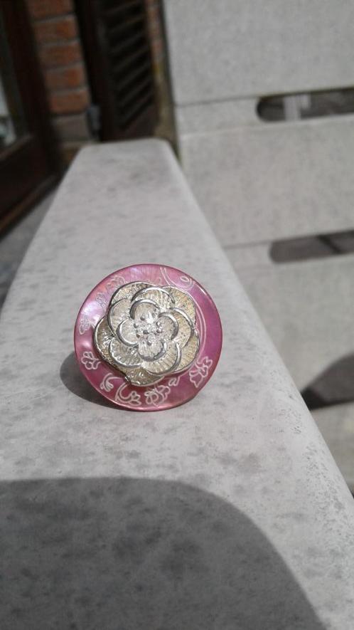 Bague en nacre rose et fleurs en métal argenté neuve, Bijoux, Sacs & Beauté, Bagues, Neuf, Rose, Argent, Enlèvement