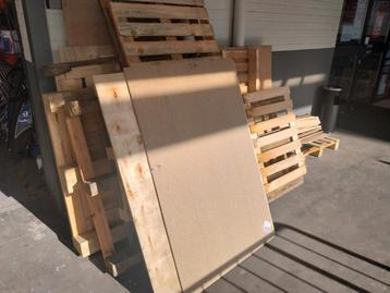 Om Schaarbeekse pallets te doneren  beschikbaar voor biedingen