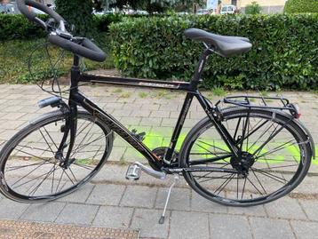 Mannen en vrouwenfiets beschikbaar voor biedingen