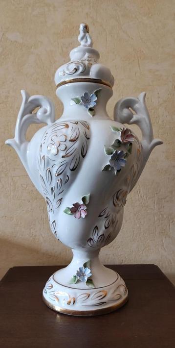 Duo van 2 witte dekselvazen met fijne bloemen in reliëf beschikbaar voor biedingen