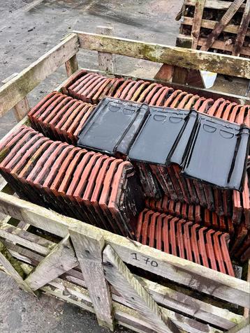 Zwarte glanzende pannen - 170 stuks beschikbaar voor biedingen