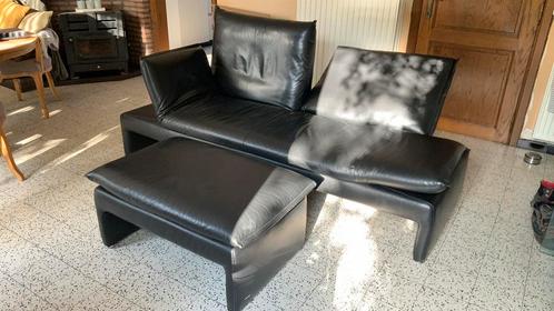 Zwart lederen design zetel met gratis poef, merk Koinor, Huis en Inrichting, Zetels | Zetels en Chaises Longues, Zo goed als nieuw