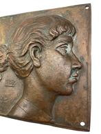 Bronzen plaquette — Vrouwenportret Danielle — 1953, Antiek en Kunst, Ophalen of Verzenden, Brons