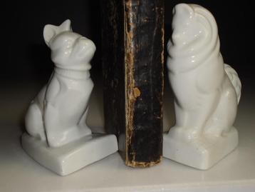 2x Art Deco wit porselein honden figurines boekensteunen  beschikbaar voor biedingen
