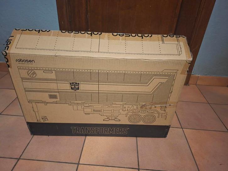 optimus prime trailer flagship robosen, Huis en Inrichting, Woonaccessoires | Kisten, Zo goed als nieuw, Ophalen