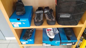 fietshelmen en fietsschoenen beschikbaar voor biedingen