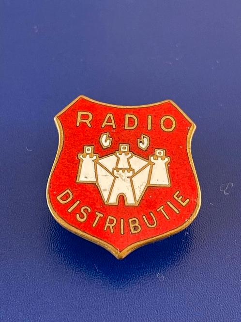 Badge de distribution radio vintage, Collections, Broches, Pins & Badges, Utilisé, Insigne ou Pin's, Autres sujets/thèmes, Enlèvement ou Envoi