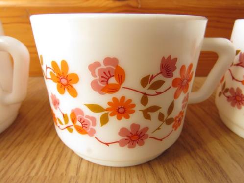vintage arcopal 4 tasses motifs fleuris scania, Huis en Inrichting, Keuken | Servies, Zo goed als nieuw, Kop(pen) en/of Schotel(s)