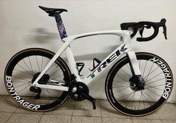 NIEUWSTAAT - Trek madone project one abstract beschikbaar voor biedingen