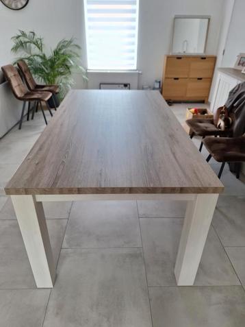 Table  disponible aux enchères