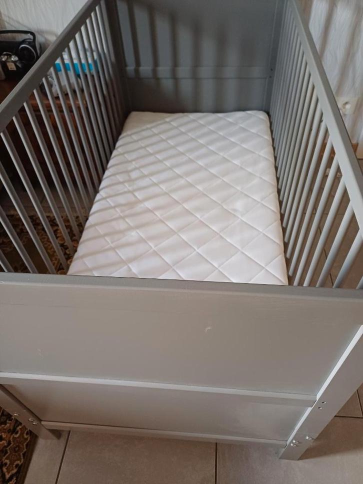 Lit pour bébé et tout-petit avec draps, protège-matelas, Enfants & Bébés, Chambre d'enfant | Lits, Comme neuf, Moins de 140 cm
