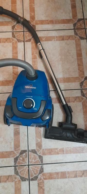 Aspirateur Tornado fonctionne et aspire super bien 