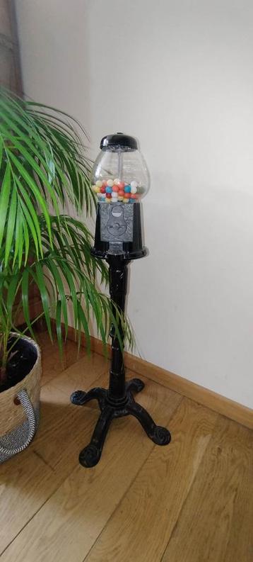 Oude kauwgomautomaat beschikbaar voor biedingen