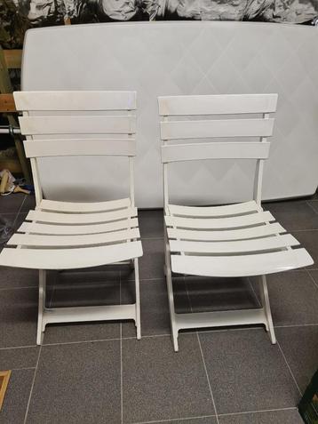 Witte stoelen beschikbaar voor biedingen