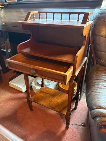 Antiek schrijftafeltje beschikbaar voor biedingen