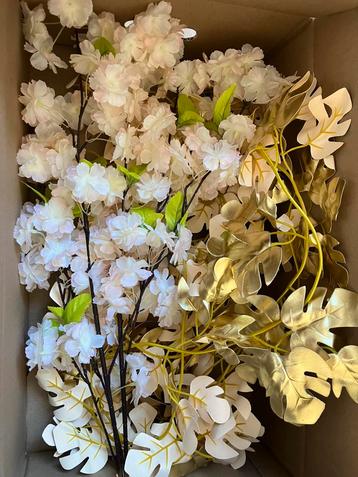 Allerlei plastic bloemen beschikbaar voor biedingen
