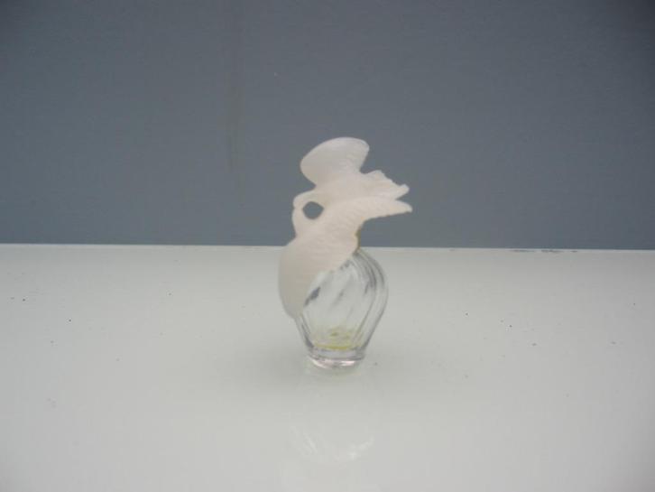 Miniatuur flesje van Nina Ricci. Afmetingen: B: 3 cm; :H:, Verzamelen, Parfumverzamelingen, Zo goed als nieuw, Miniatuur, Ophalen of Verzenden