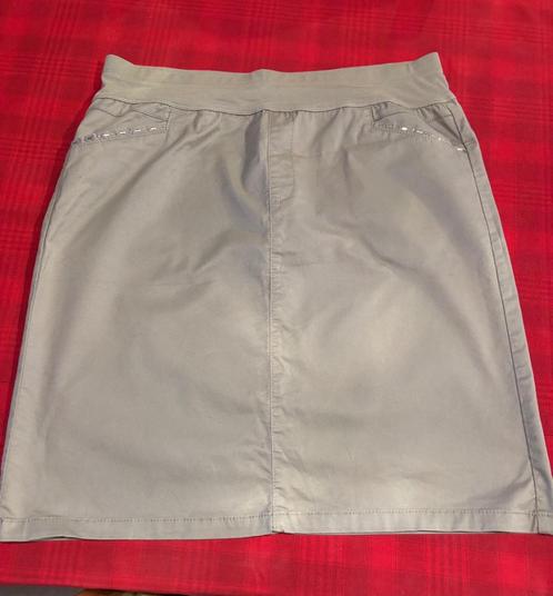 Jolie petite jupe – état impeccable - T 42, Kleding | Dames, Rokken, Zo goed als nieuw, Maat 42/44 (L), Grijs, Knielengte, Ophalen of Verzenden