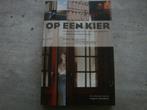 OP EEN KIER -MARKANTE VERHALEN ACHTER HISTORISCHE GEBOUWEN, Boeken, Ophalen of Verzenden, Gelezen