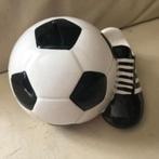 Spaarpot voetbal met voetbalschoen, Verzamelen, Spaarpotten, Nieuw, Object of Gebouw, Ophalen of Verzenden, Steen, Aardewerk of Keramiek