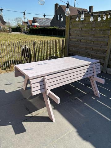 Picknick tafel in lavendelkleur met opklapbare zitplaatsen beschikbaar voor biedingen