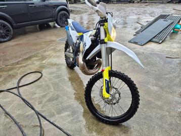 Husqvarna TE 250 i.  Slechts 1500 km!!!  Incl. Kledij / BTW beschikbaar voor biedingen