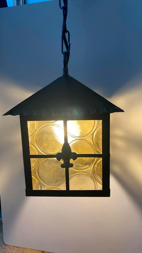 Lanterne imitation vintage tôle et vitre en verre, Maison & Meubles, Lampes | Suspensions, Comme neuf, Verre, Enlèvement ou Envoi