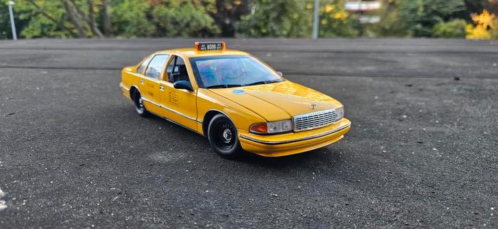 1:18 Chevrolet caprice New York taxi UT Models, Hobby en Vrije tijd, Modelauto's | 1:18, Zo goed als nieuw, Auto, UT Models, Ophalen of Verzenden